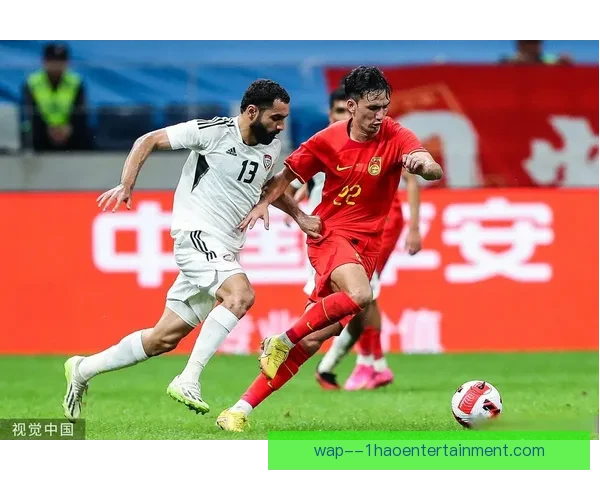 中国男足在18强赛客场惜败卡塔尔 判罚争议引发热议